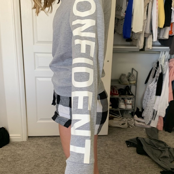 confident long sleve - Picture 1 of 3